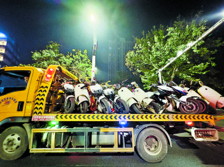  警方夜查“炸街”電摩護(hù)安寧